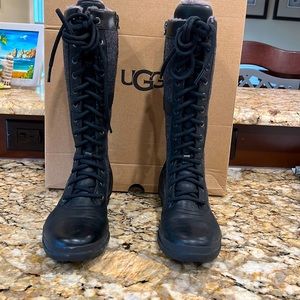 Ugg waterproof boots dark grey with black. 6.5m